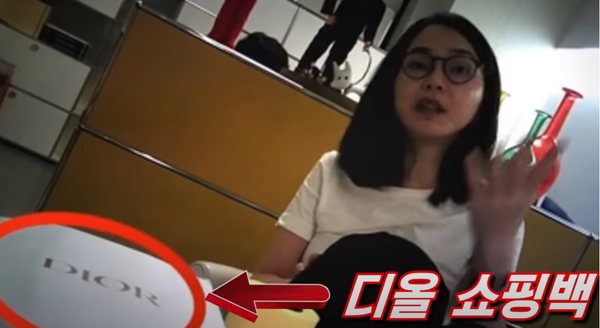 김건희 여사가 2022년  9월 13일 서울 서초구 코바나컨텐츠 사무실에서 최재영 목사가 선물한 명품백이 담긴  쇼핑백을 놓고 최 목사와 얘기를 나누고 있다. (사진=유튜브 서울의소리 방송 캡처)