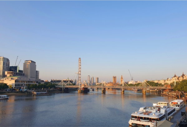 워털루 브리지에서 바라본 템스강의 아침 전경. 멀리 빅 벤과 런던 아이가 보임.