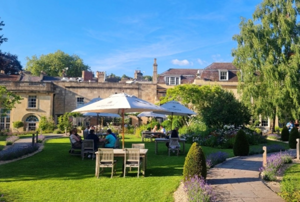 영국식 정원을 갖춘 바스의 로열 크레센트 내 호텔.