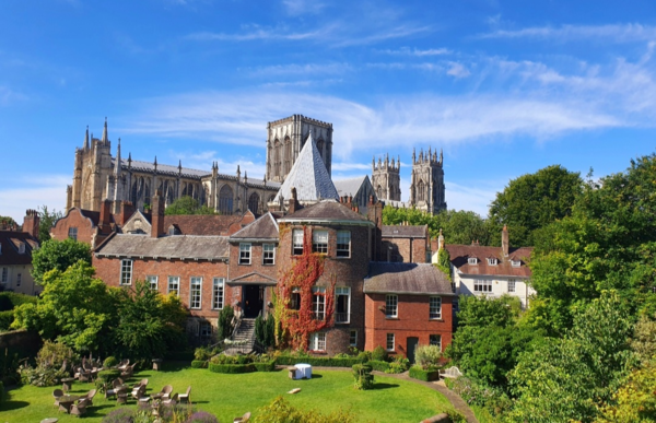 요크의 성벽길에서 바라본 요크 대성당. 앞은 고택을 개조한 호텔 .