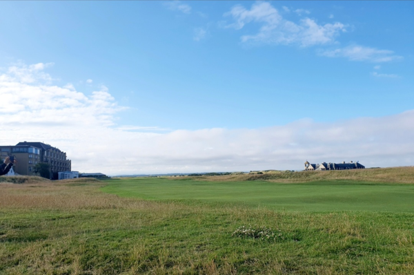 골프의 성지인 스코틀랜드 세인트 앤드류스 GC 올드 코스의 쾌청한 정경.