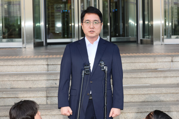 심우정 신임 검찰총장 후보자가 11일 경기 과천시 법무부 청사 앞에서 소감을 밝히고 있다. (사진=연합뉴스)