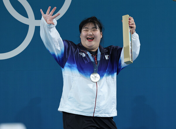 11일(현지시간) 프랑스 파리 사우스 파리 아레나에서 열린 2024 파리올림픽 역도 여자 81kg 이상급에서 은메달을 따낸 박혜정이 시상식에서 밝은 표정으로 손을 흔들고 있다. (사진=연합뉴스)