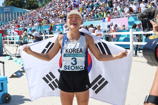 11일(현지시간) 프랑스 파리 베르사유에서 열린 2024파리올림픽 근대5종 여자 개인 결승전 레이저런 경기에서 동메달을 따낸 성승민이 경기를 마친 뒤 태극기를 들고 기뻐하고 있다. (사진=연합뉴스)