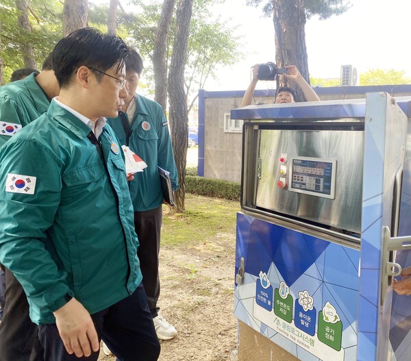 행정안전부 직원들이 지난5일 충남 홍성군 무더위쉼터에서 냉방기를 점검하고 있다. 폭염이 지속되면서 12일 전력 수요가 역대 최대치를 기록했다. (사진=연합뉴스)