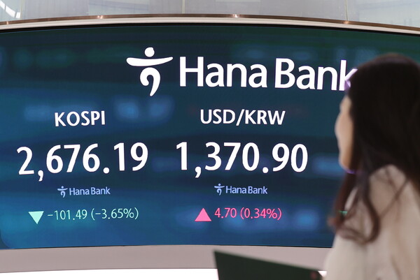 한국증시는 뉴욕증시보다 훨씬 변동성이 크다. 미국이 기침을 하면 한국은 독감을 앓는 격이다. 시장 움직임을 빨리 알고 대응도 빨라야만 손실을 줄일 수 있다. (사진=연합뉴스)