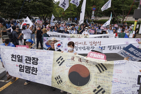제79주년 광복절인 15일 항일독립선열 선양단체 연합(항단연) 회원들이 15일 서울 용산구 효창공원에서 개최한 광복절 기념식을 마친 뒤 독립기념관장 임명 철회 등을 요구하며 행진하고 있다. (사진=연합뉴스)