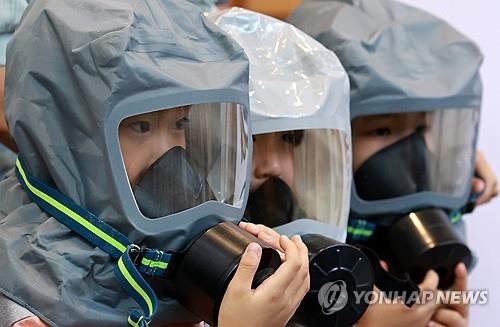 어린이들이 방독면 착용을 체험하고 있다, (사진=연합뉴스)