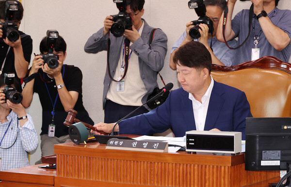 20일 오전 국회 국토교통위원회에서 열린 전세사기피해자 지원 및 주거 안정에 관한 특별법 일부개정법안을 심의하는 법안심사 소위원회에서 권영진 국민의힘 소위원장이 의사봉을 두드리고 있다. 
