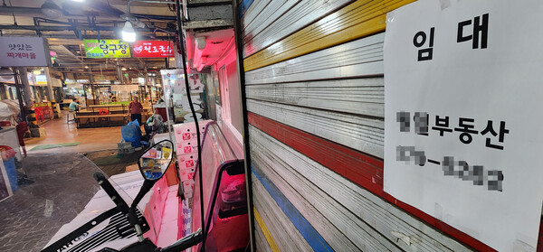 내수 부진의 골이 깊어지면서 자영업자들이 벼랑 끝으로 몰리고 있다. 개인사업자 대출을 받은 사업장 6곳 중 1곳은 평균 1억원의 빚을 안고 폐업한 것으로 조사됐다. (사진=연합뉴스)