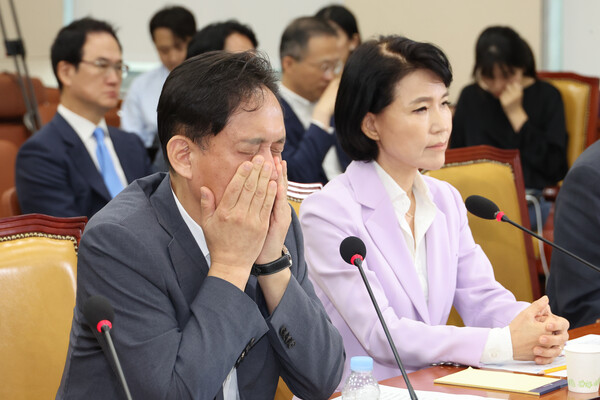 김태규 방송통신위원장 직무대행이 14일 국회에서 열린 방송장악 관련 청문회에서 의원들 발언을 듣던 중 얼굴을 만지고 있다. 오른쪽은 국회 탄핵안 통과로 직무가 정지된 이진숙 방통위원장. (사진=연합뉴스)