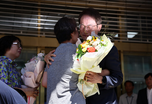 조희연 서울시 교육감이 29일 대법원 선고 직후 기자회견을 열어 입장을 발표한 후 직원들과 인사를 나누고 있다. (사진=연합뉴스)