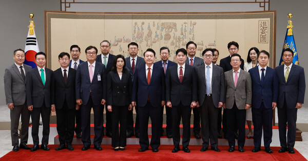 정부공직자윤리위원회가 30일 공개한 고위공직자 재산 등록 결과 대통령실 이원모 공직기강비서관이 391억원을 신고해 1위에 올랐다. 사진은 윤석열 대통령이 참모진과 기념촬영을 하는 모습.  (사진=연합뉴스)