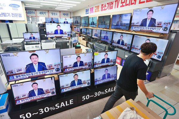 29일 오전 서울 용산구 용산전자상가에서 윤석열 대통령의 국정브리핑 및 기자회견 방송이 중계되고 있다. (사진= 연합뉴스) 