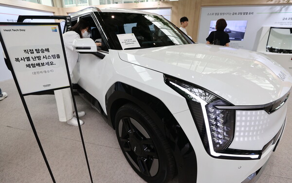  30일 통계청에 따르면 7월 자동차 생산이 50개월 만에 가장 많이 감소했다. 사진은 지난 22일 열린 현대차그룹 '히트 테크 데이'(Heat Tech Day) 행사에서 참석자들이 전시를 둘러보는 모습. (사진=연합뉴스)