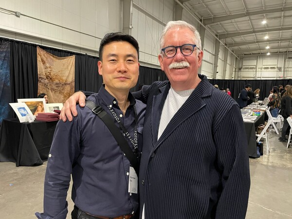 휴스턴 포토페스트2024 현장의 조현택, 스티븐 에반스 / 제공 = 조현택 작가 