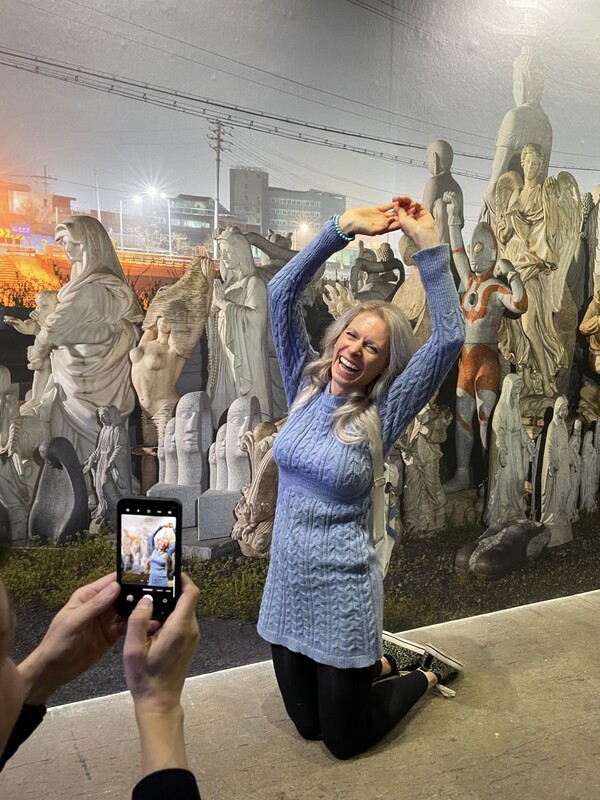 ‘스톤마켓 웅천’(60ⅹ140cm 2020)앞에서 포즈 취한 관객. / 제공= 조현택 작가