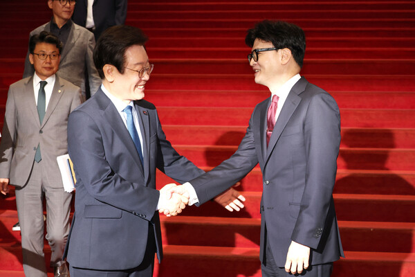한동훈 국민의힘 대표와 이재명(왼쪽) 더불어민주당 대표가 1일 오후 국회에서 여야 대표회담을 마친 뒤 인사하고 있다. (사진=연합뉴스)