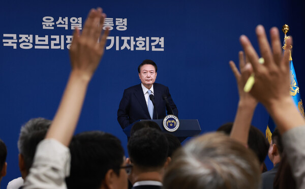 윤석열 대통령이 지난달 29일 오전 서울 용산 대통령실 청사 브리핑실에서 열린 기자회견에서 기자들의 질문을 받고 있다. (사진=연합뉴스)