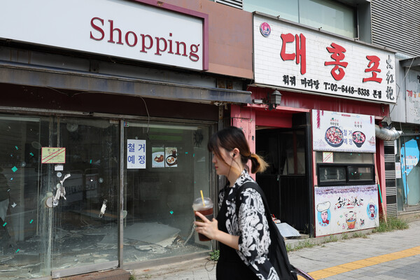 고물가 고금리 탓에 가계 여윳돈이 갈수록 줄어들면서 내수 부진의 주요 원인으로 작용하고 있다는 분석이다. 사진은 서울 서대문구의 폐업한 상점 모습. (사진=연합뉴스)