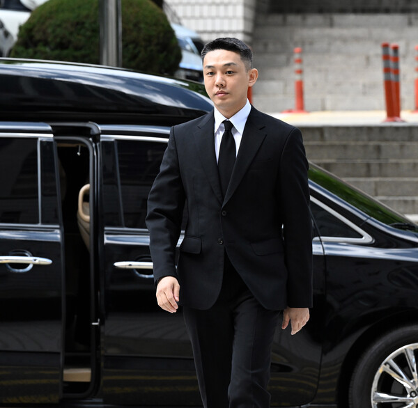 '프로포폴 상습 투약' 혐의로 기소된 배우 유아인(본명 엄홍식)이 3일 서울중앙지법에서 열린 1심 선고재판에 참석하기 위해 법정건물로 들어가고 있다. (사진=연합뉴스)
