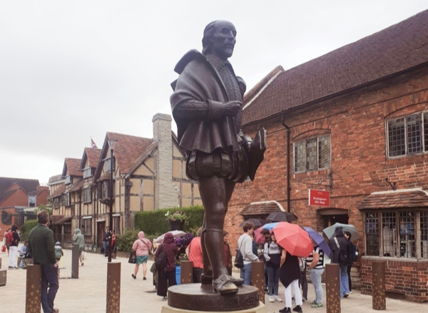 스트랫퍼드어폰에이번에 있는 셰익스피어 동상. 뒤편에 생가가 보임.