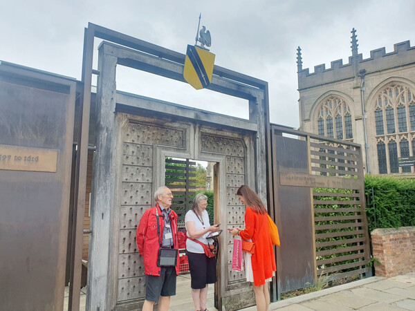 셰익스피어가 말년을 보낸 뉴 플레이스 저택. 지금은 터만 남은 채로 관광객을 맞고 있음. 위의 노란 방패는 그의 문장.