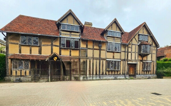 찰스 디킨스의 노력이 더해 남아있는 셰익스피어의 생가. 그는 1564년 이 집에서 태어남.