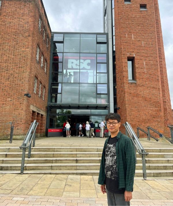 RSC(Royal Shakespeare Company)가 소유한 스트랫퍼드의 로열 셰익스피어 극장. 그의 작품을 전문으로 공연.