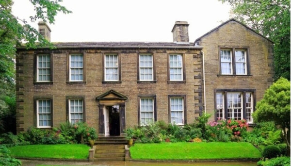 하워스에 있는 브론테 세 자매가 살던 집. 생가는 근처 손턴으로 현재 개관 준비 중.