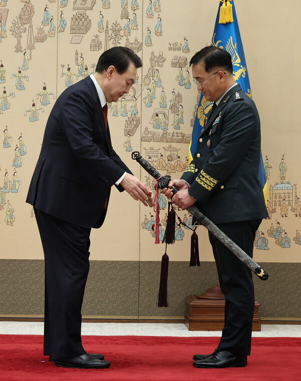 윤석열 대통령이 지난해 11월 6일 오후 서울 용산 대통령실 청사에서 열린 중장 진급·보직 신고 및 삼정검 수치 수여식에서 여인형 국군방첩사령관에게 삼정검 수치를 수여하고 있다. (사진=연합뉴스)