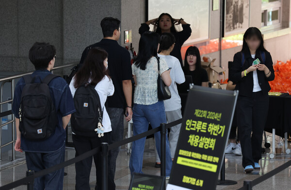 경기 침체에 취업난이 겹치면서 청년층 신용불량자가 크게 늘었다. 사진은 인크루트가 최근 서울 동작구 숭실대에서 연 '하반기 채용설명회'에서 구직자들이 입장을 기다리는 모습. (사진=연합뉴스)