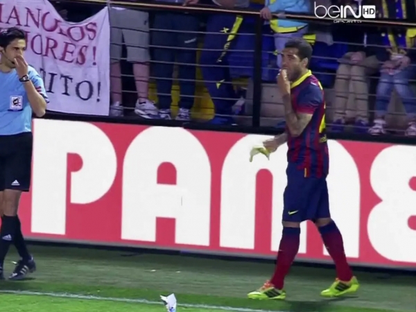 축구경기 도중 관중이 던진 바나나를 먹고 있는 FC 바르셀로나의 다니 알베스 선수. 