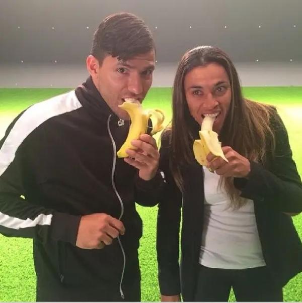 바나나를 먹는 세르히오 아구에로 선수(왼쪽).