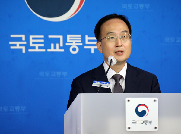 국토교통부 대도시권광역교통위원회 김수상 상임위원이 10일 오전 정부세종청사 국토부 기자실에서 '수도권 서부지역 출퇴근 교통편의 개선방안'에 대해 설명하고 있다. (사진=연합뉴스)