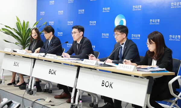 12일 오전 서울 중구 한국은행에서 박종우 부총재보(가운데)가 8월 기준금리 동결 배경 등에 대해 설명하고 있다. (사진=연합뉴스)