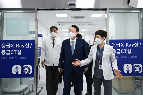 윤석열 대통령이 13일 서울 중랑구 서울의료원 권역응급의료센터를 찾아 박현경 서울의료원 권역응급의료센터장(오른쪽)으로부터 센터에 대한 설명을 듣고 있다. (사진=연합뉴스)