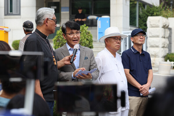 최재영 목사(왼쪽 두번째)와 '김건희 여사 명품백 수수' 를 공개한  백은종서울의소리 대표(오른쪽 두번째)가 10일 오전 대검찰청 앞에서 김 여사 재수사를 요구하고 있다. (사진=연합뉴스)
