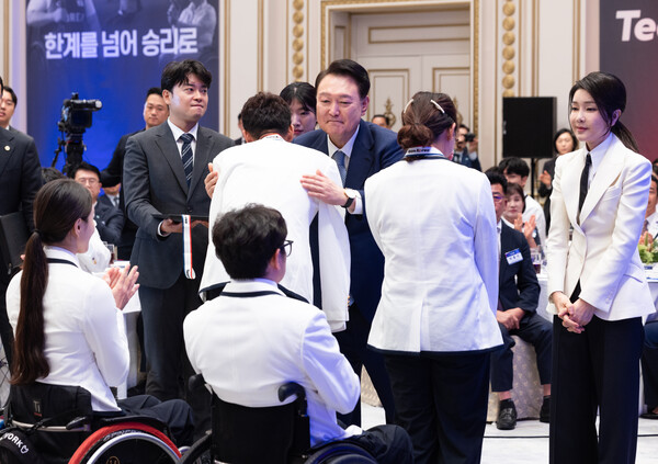 윤석열 대통령과 김건희 여사가 13일 청와대 영빈관에서 열린 '2024 파리 패럴림픽 선수단 격려 오찬'에서 트라이애슬론 김황태 선수와 아내인 경기보조인 김진희 씨에게 국민감사 메달을 수여하고 있다. (사진=연합뉴스)