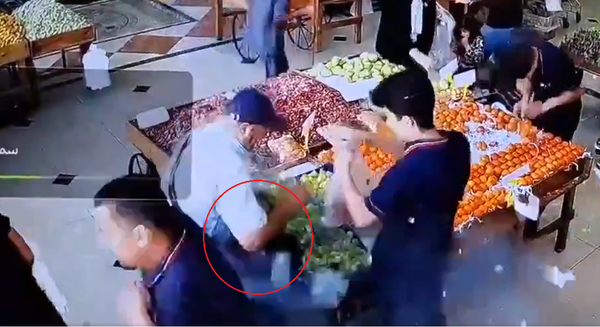 17일(현지시간) 레바논 베이루트의 한 수퍼마텟에서 과일을 사는 한 남성의 가방에 있던 '삐삐'가 폭발하고 있다. (사진= X영상 캡처)