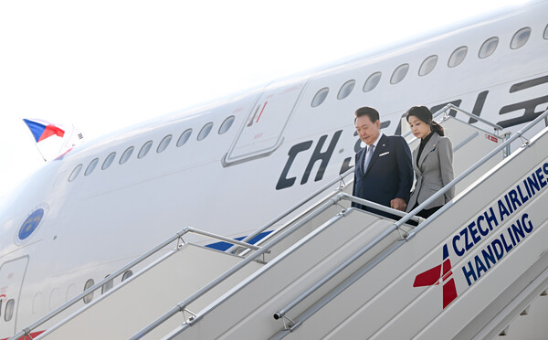 윤석열 대통령과 부인 김건희 여사가 19일(현지시간) 체코 프라하 바츨라프 하벨 국제공항에 도착, 대통령 전용기에서 내리고 있다. (사진=연합뉴스 / 공동취재)