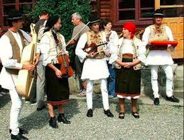 헝거리 시골마을 민속밴드의 모습.