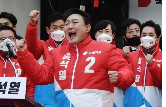 ​​윤석열 대통령은 2022년 3월9일 서울 시청광장에서 열린 마지막 대선 유세에서 "국민만 바라보는 정직한 대통령이 되겠다"고 다짐했다. 사진은 부산 유세에서 어퍼컷을 날리는 장면. (사진=연합뉴스)