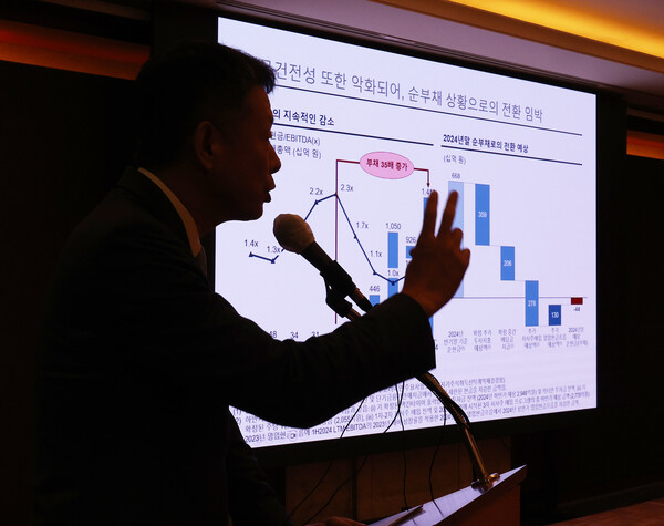 김광일 MBK파트너스 부회장이 지난 19일 서울 중구 롯데호텔에서 열린 기자간담회에서 고려아연 주식 공개매수에 나서게 된 배경을 설명하고 있다. (사진=연합뉴스)