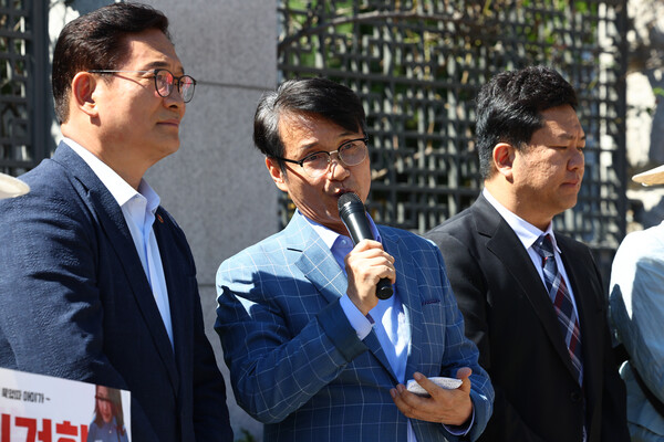 최재영 목사가 24일 검찰 수사심의위원회가 열리는 서울 서초구 대검찰청 앞에서 기자회견을 하고 있다. 왼쪽은 송영길 소나무당 대표, 오른쪽은 최 목사의 법률대리인인 류재율 변호사. (사진=연합뉴스)