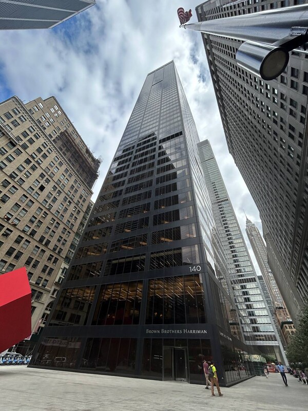 고려아연이 5,800억원에 인수한 미국의 전자폐기물 재활용업체 이그니오홀딩스가 자사 홈페지에 본사 주소로 소개한 뉴욕 맨해튼의 '브로드웨이 140' 빌딩. (사진=이상연 기자)