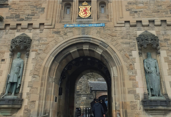 에든버러 성문의 두 독립영웅. 오른쪽은 윌리엄 월레스, 왼쪽은 로버트 1세.