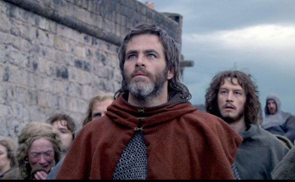 2018년 개봉한 에서 로버트 1세를 연기한 크리스 파인. 전시된 윌리엄 월레스의 사체를 보고 있음. (출처, 넷플릭스)