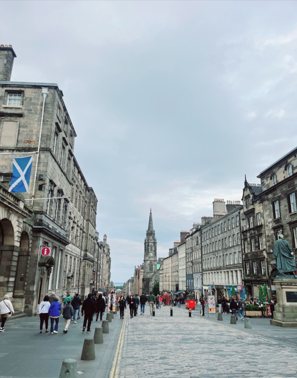 에든버러성 앞 아름다운 로열마일. 멀리 북해가 보임. (2024. 7)