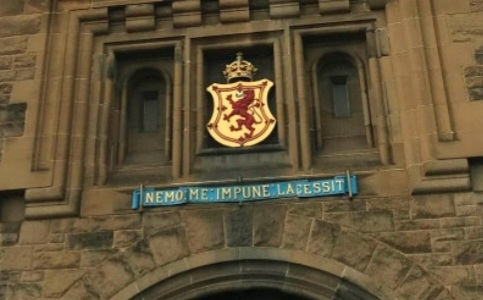 에든버러 성문 위에 있는 스코틀랜드의 왕실 문장과 슬로건